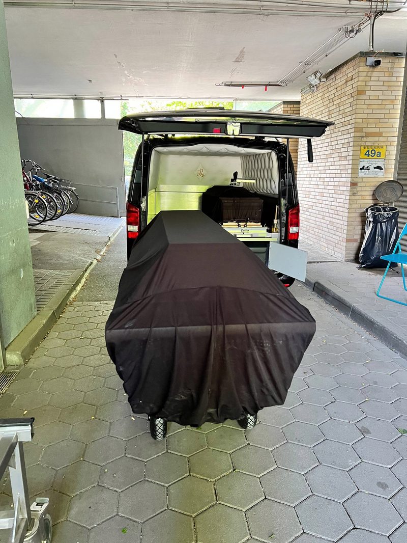 Труна з тілом у ритуальному автомобілі перед передачею до крематорію